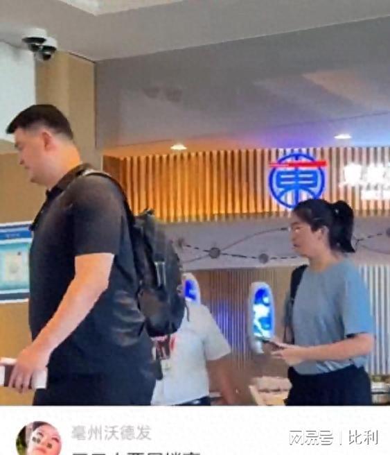 故地重游！姚明带妻女回休斯敦吃德州烤肉，火箭老板经理热烈欢迎