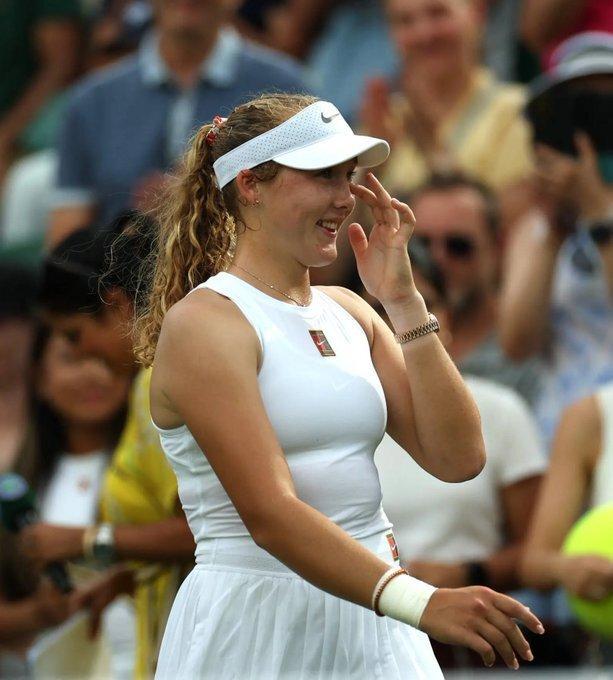 星空体育官网下载入口-重返温网第二周！安德列娃两盘横扫过关，第2次跻身温网16强