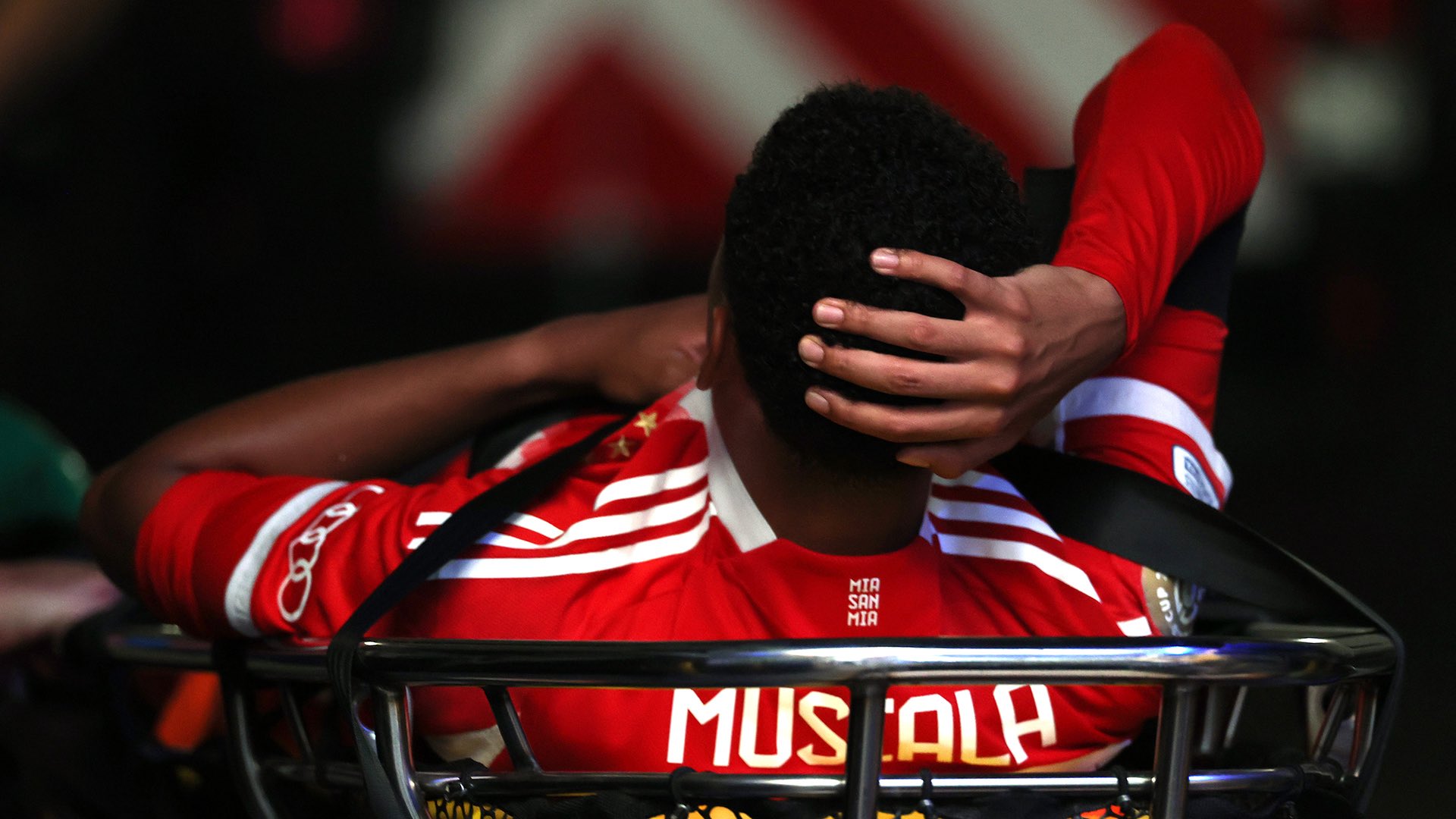 星空体育官网下载入口-图片报：穆西亚拉将乘医疗专机飞回德国，拜仁已为其预约手术