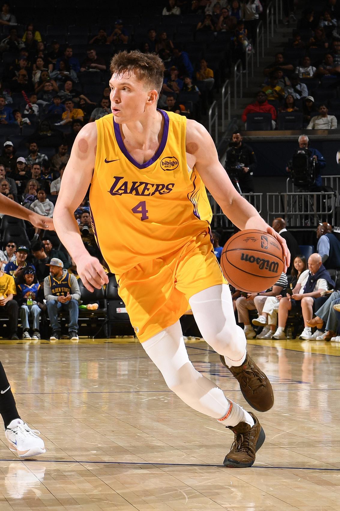 星空体育中国-灾难！克内克特15投仅3中拿到8分7板 三分8中1