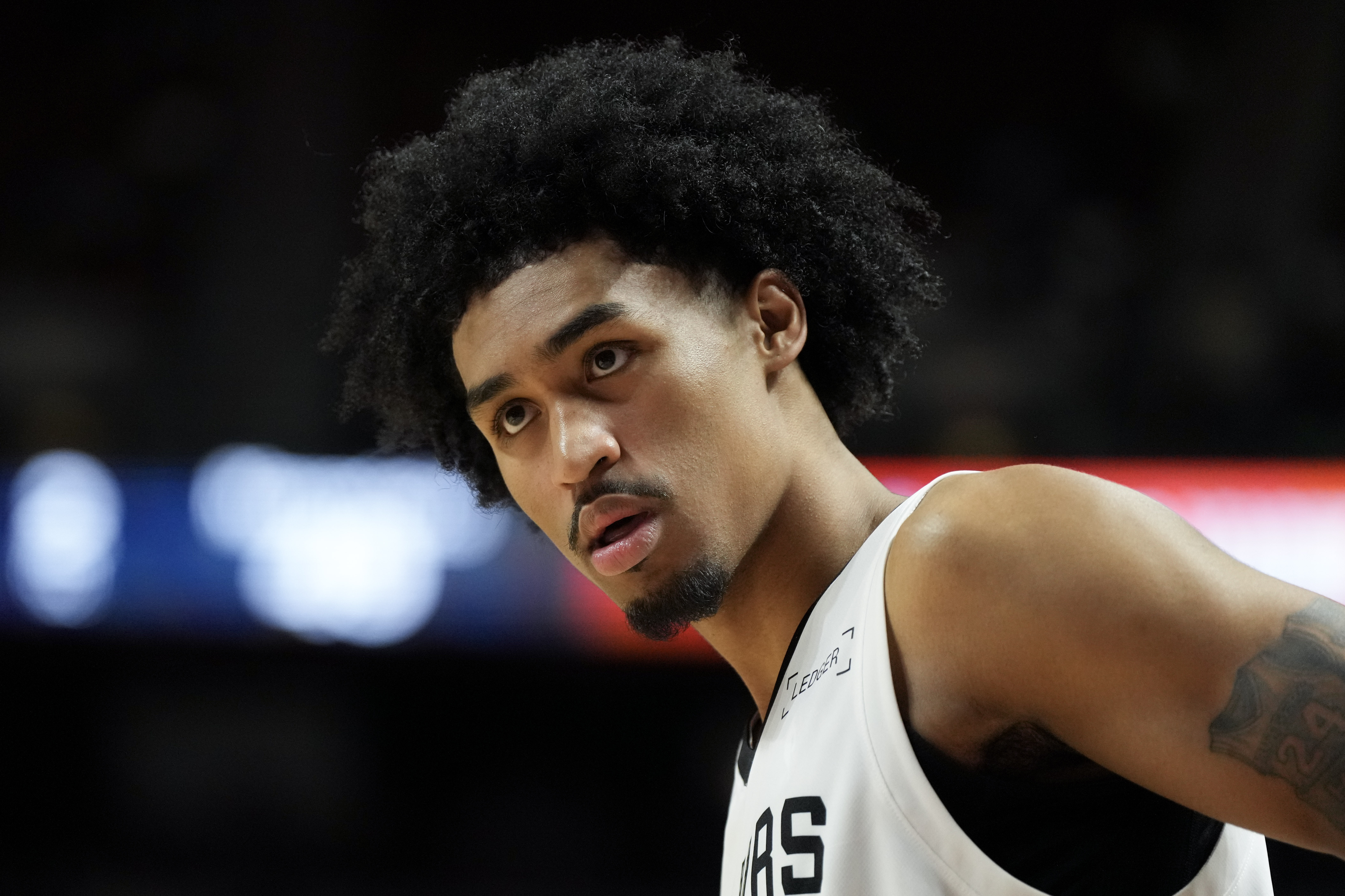 惨不忍睹！半场榜眼哈珀7中1拿4分 14号秀C-布莱恩特8中1得3分