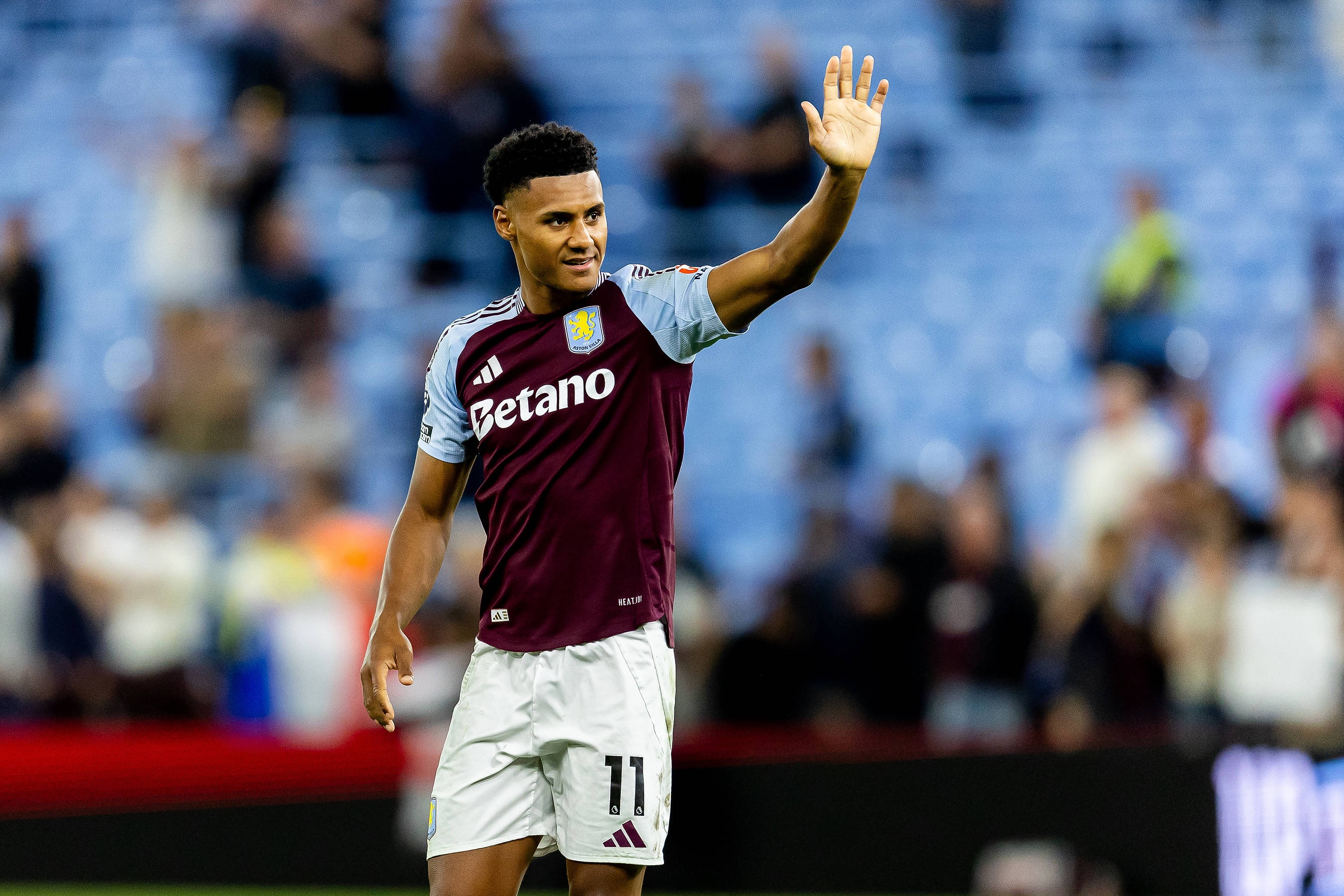 星空体育官网-曼晚：曼联绯闻目标沃特金斯&amp;大马丁已回维拉训练